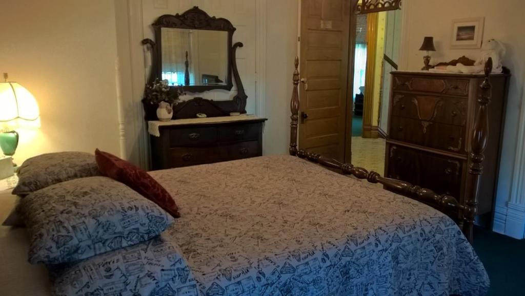 Queen Room with Shared Bathroom room - Image 1