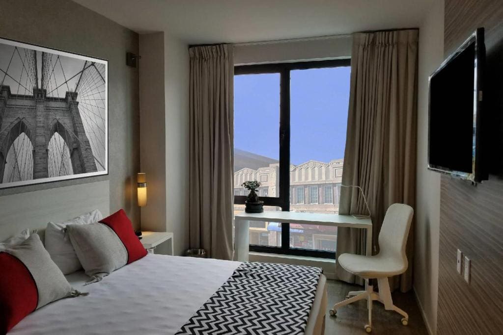Queen Room - Non-Smoking room - Image 1