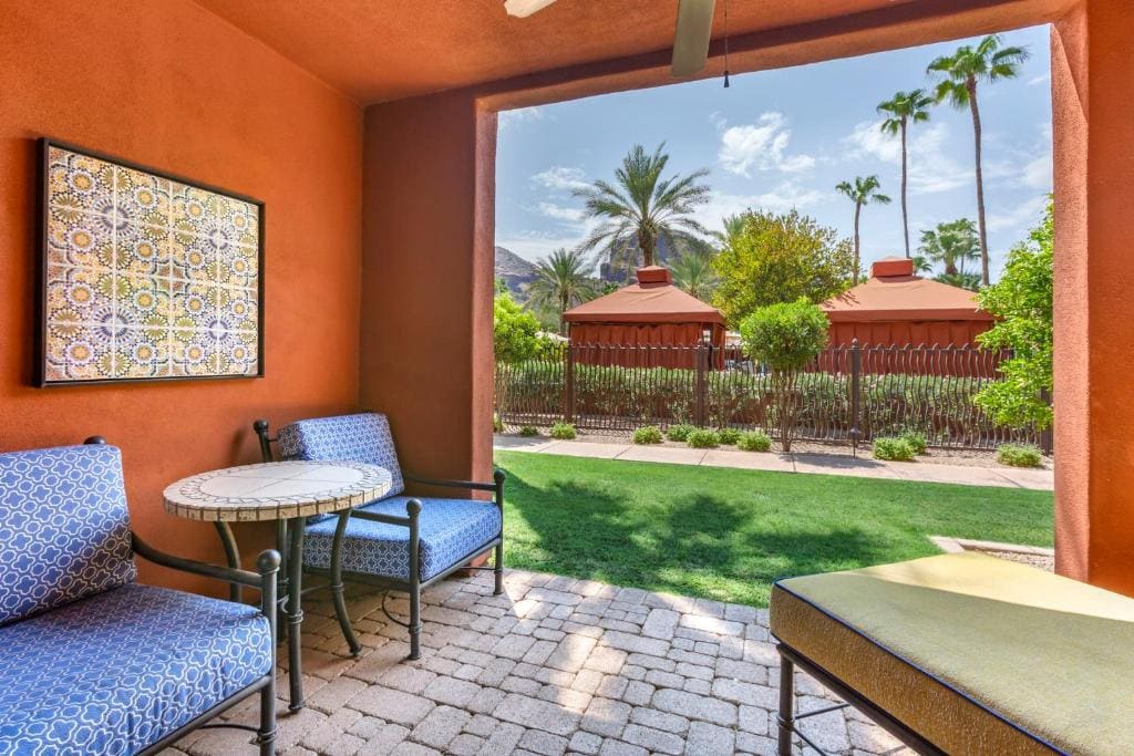Oasis Poolside Suite - 1 King Bed room - Image 1