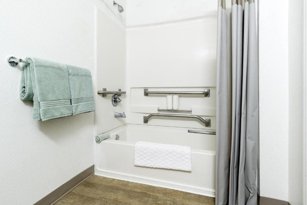 Traditional - 1 Full Bed Accessible Studio w/ Kitchen room - Image 2