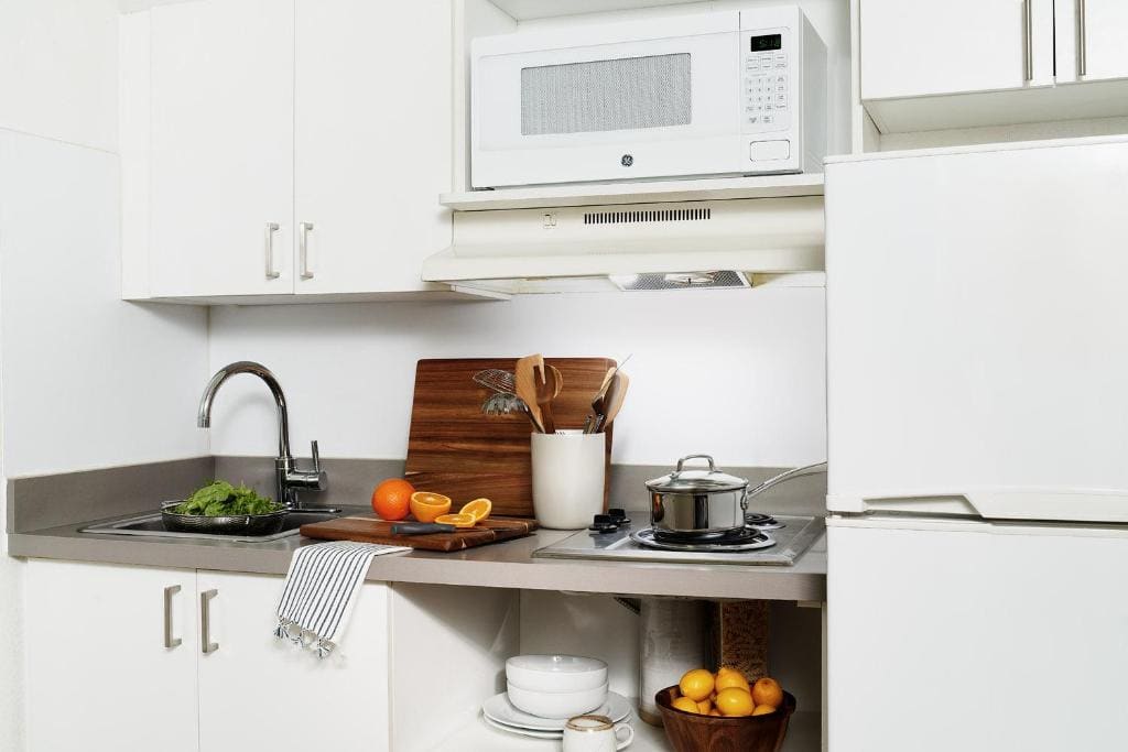 Upgraded - 1 Full Bed Accessible Studio w/ Kitchen room - Image 2