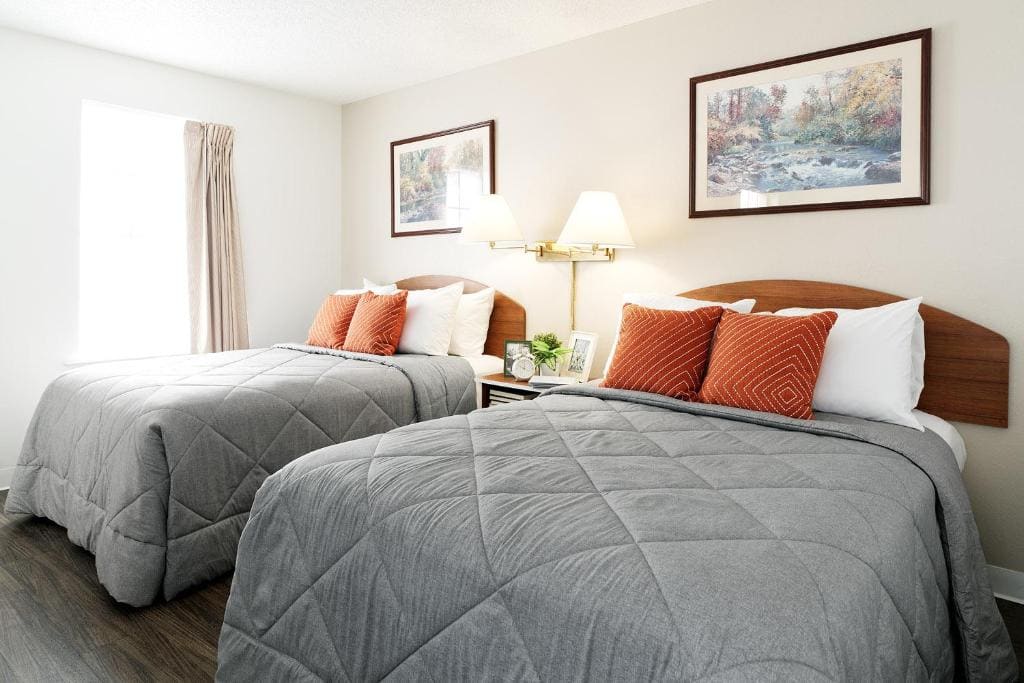 Traditional - 2 Full Bed Studio w/ Kitchen room - Image 1