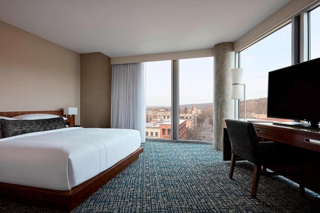 One Bedroom King Suite room - Image 1