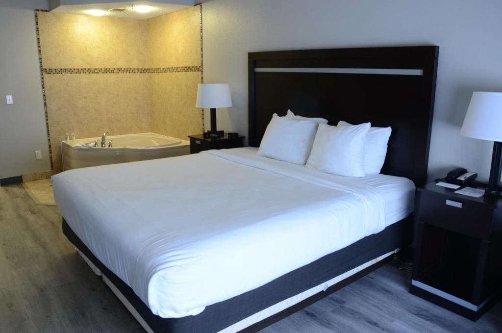 King Suite with Whirlpool - Non-Smoking room - Image 1