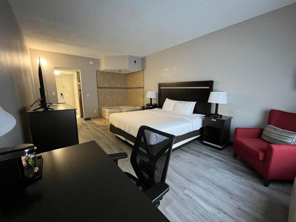 King Suite with Whirlpool - Non-Smoking room - Image 2