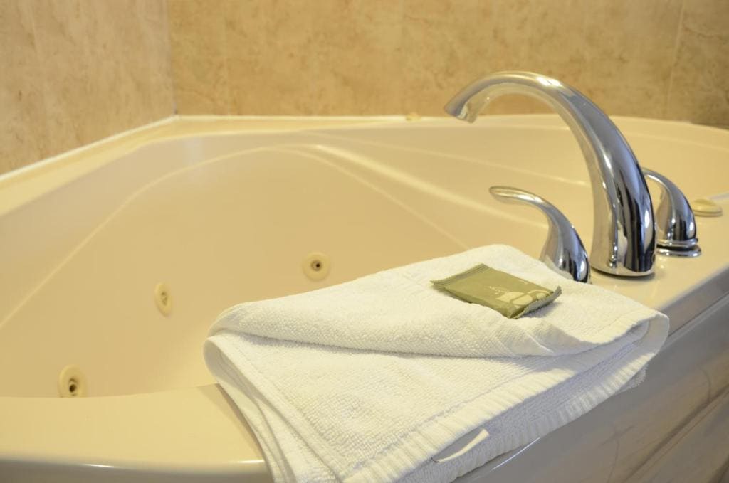 King Suite with Whirlpool - Non-Smoking room - Image 3