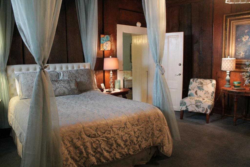 Deluxe Queen Room room - Image 2