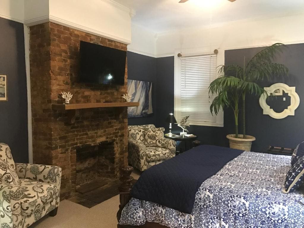 Deluxe King Suite room - Image 3