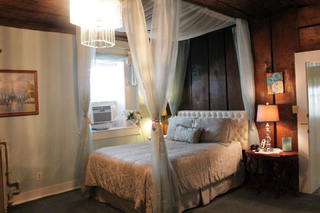Deluxe Queen Room room - Image 3