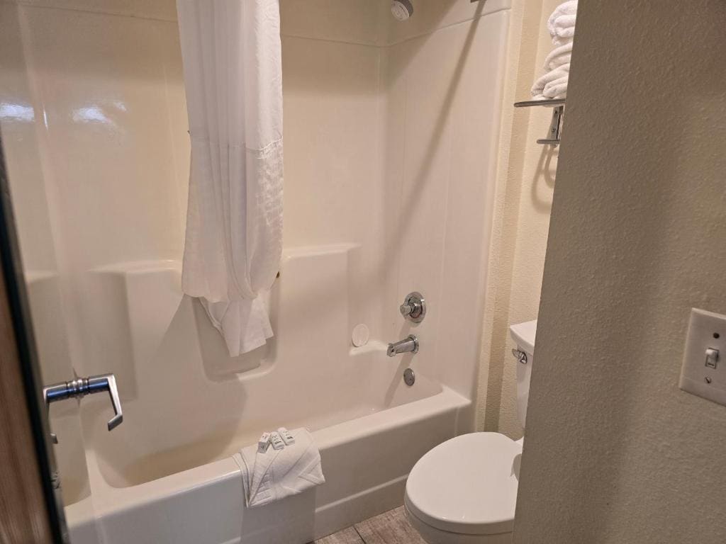 Deluxe King Room - Non-Smoking room - Image 3
