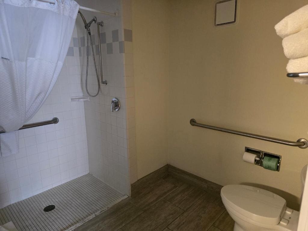 Queen Room with Two Queen Beds - Non-Smoking room - Image 2