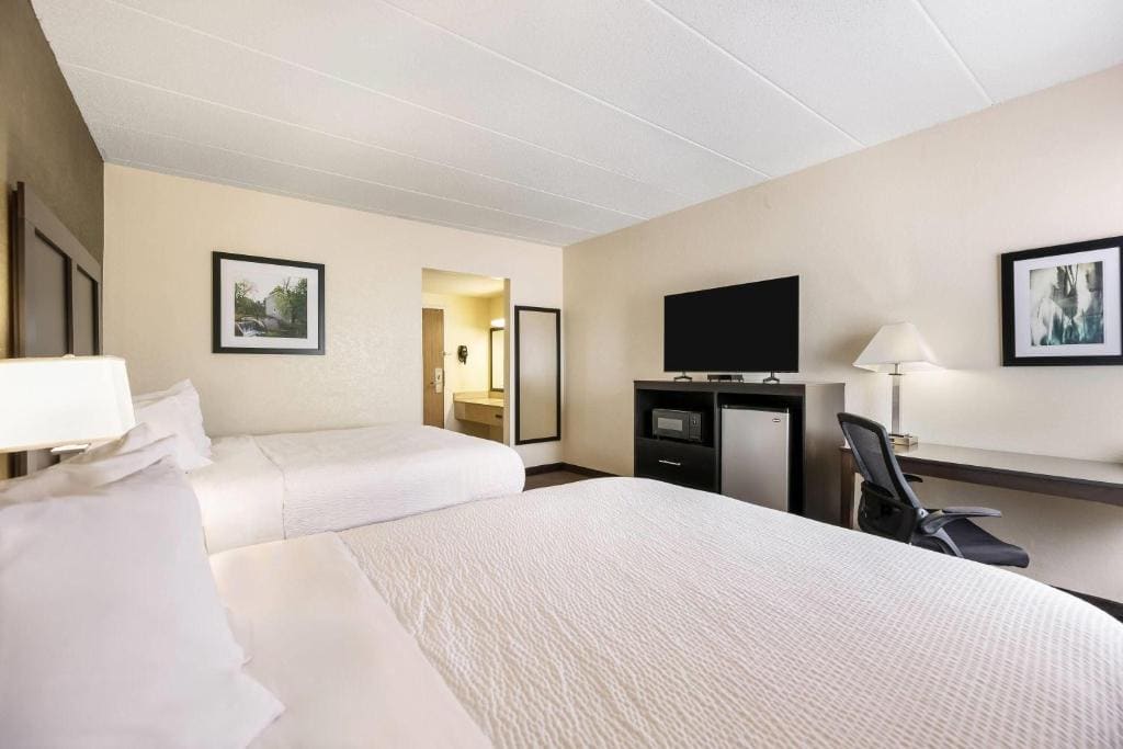 Queen Room with Two Queen Beds - Non-Smoking room - Image 1