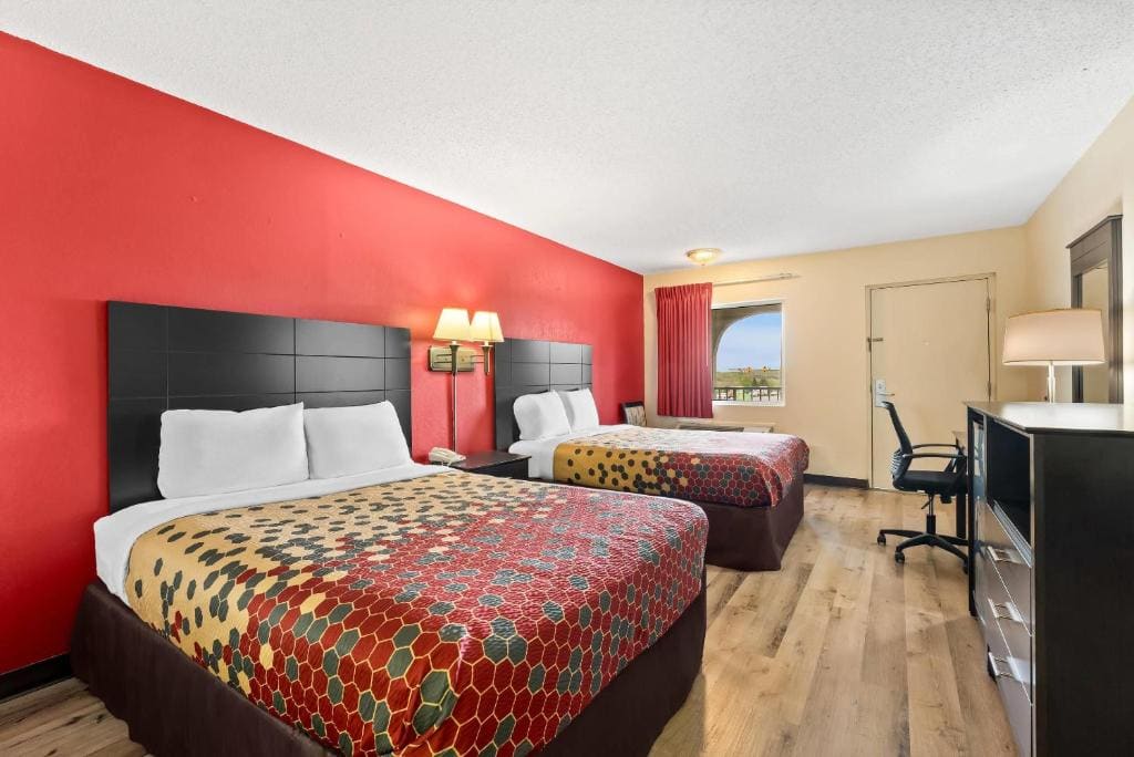 Queen Room with Two Queen Beds - Smoking room - Image 2