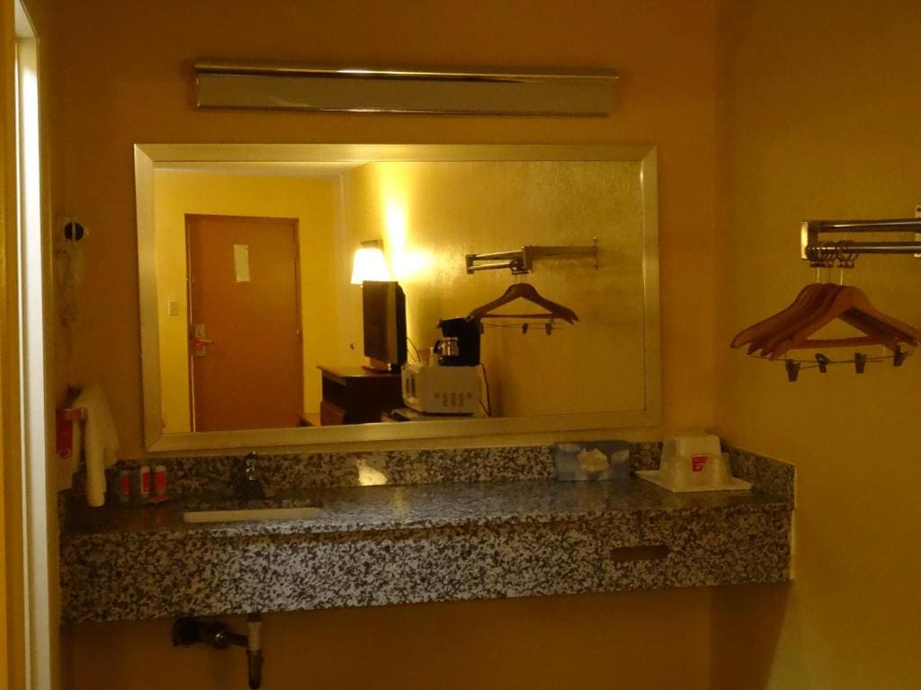 Queen Room with Two Queen Beds - Non-Smoking room - Image 2