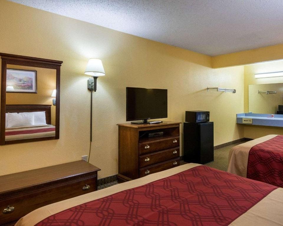 Queen Room with Two Queen Beds - Smoking room - Image 3