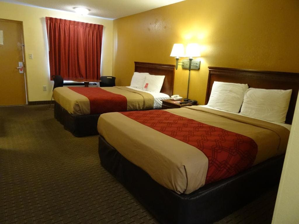 Queen Room with Two Queen Beds - Non-Smoking room - Image 3