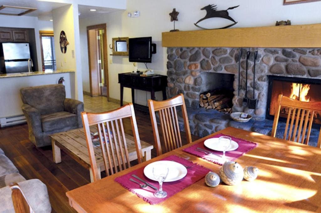 Two-Bedroom Villa with Creek View and Spa Tub room - Image 3