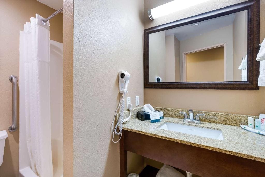 King Suite with Whirlpool - Non-Smoking room - Image 2