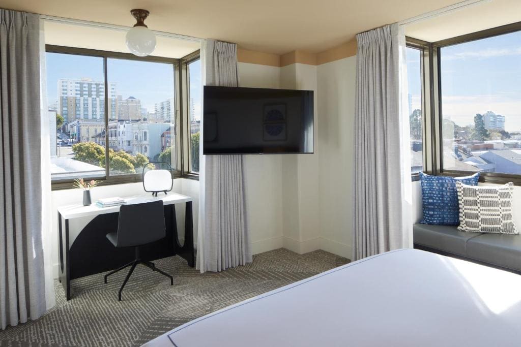 Corner King Room with Spa Bath room - Image 1