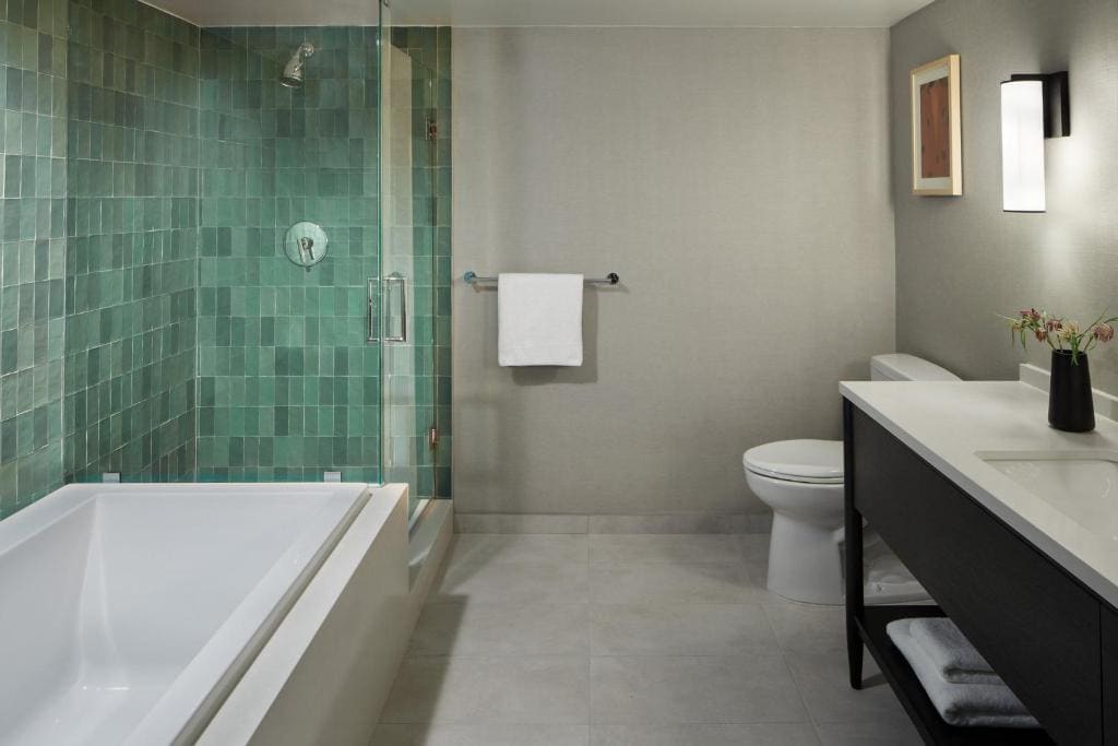 Corner King Room with Spa Bath room - Image 2