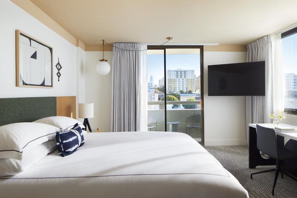 Corner King Room with Balcony room - Image 1