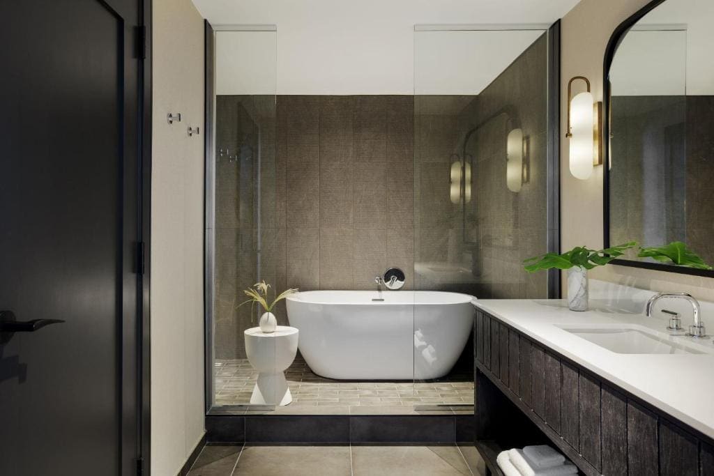 King Suite with Soaking Tub room - Image 3
