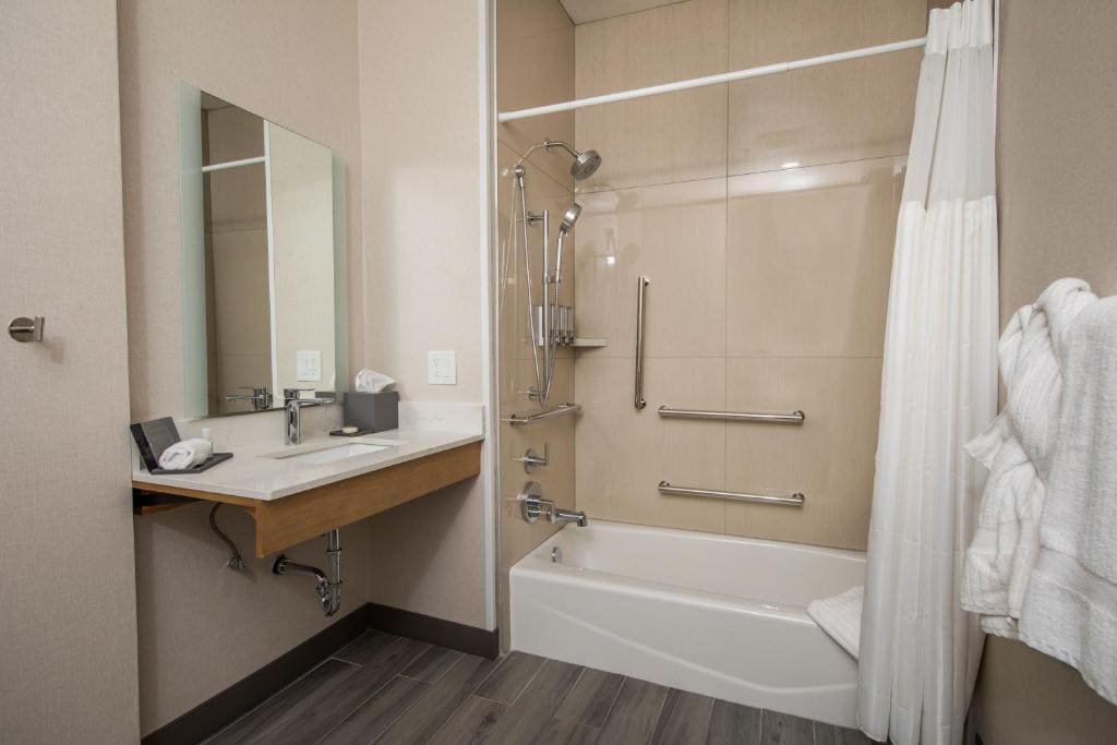 Queen Room with Two Queen Beds with Roll-In Shower - Accessible/Non Smoking room - Image 1