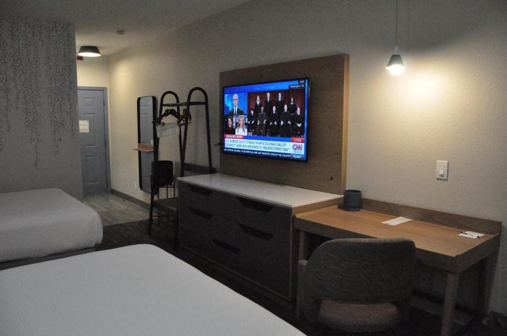 Standard Queen Room with Two Queen Beds - Non Smoking room - Image 3
