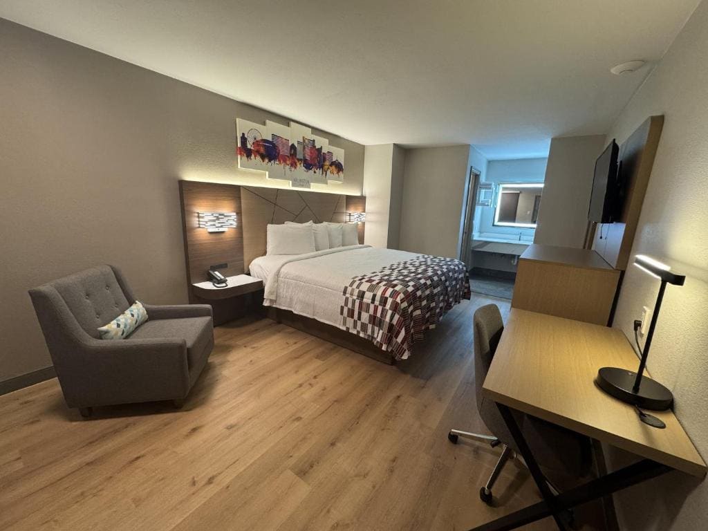 Deluxe King Room Renovated Non-Smoking room - Image 1