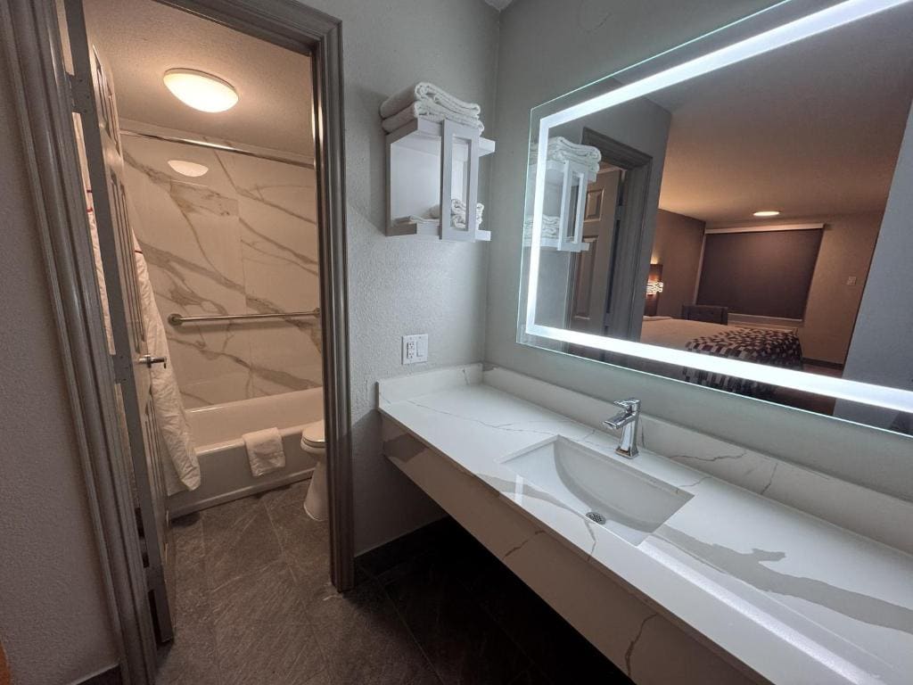 Deluxe Room with Two Queen Beds Non-Smoking room - Image 2