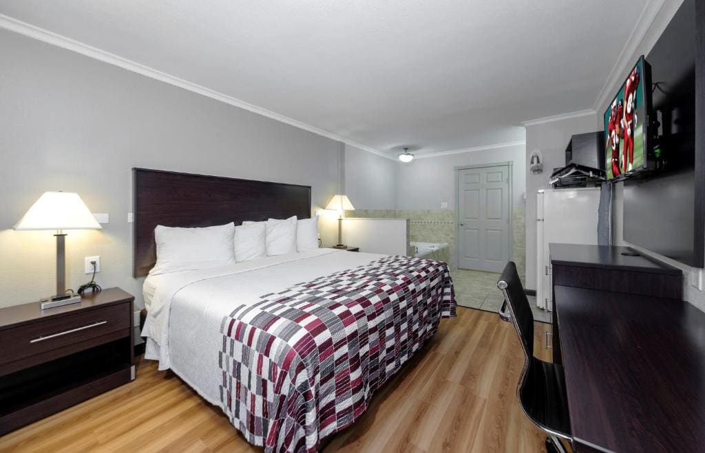 Suite King with Spa Bath Non-Smoking room - Image 3