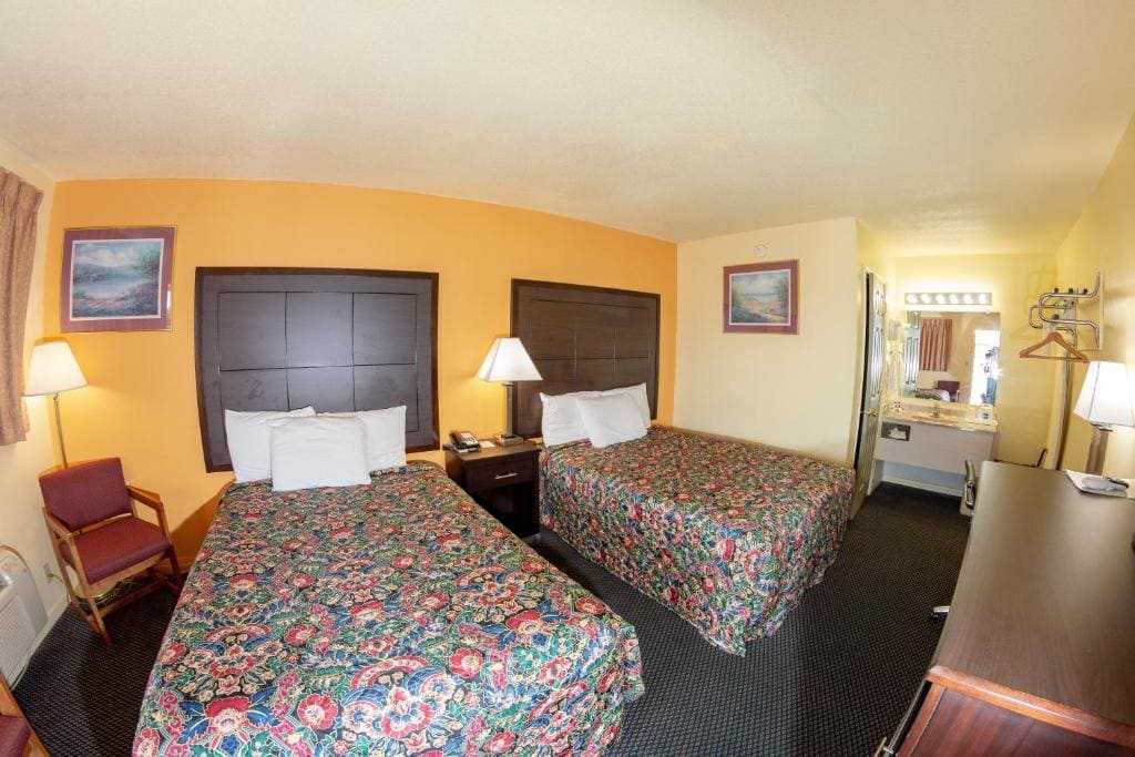 Double Room with Two Double Beds - Smoking room - Image 1