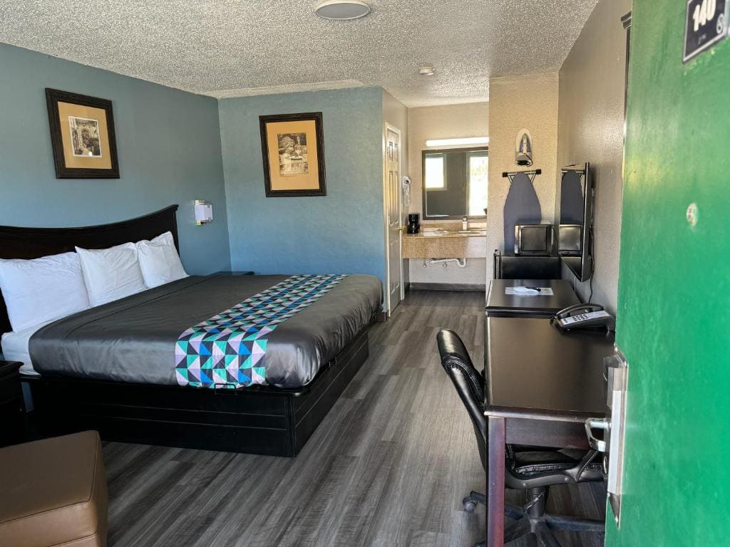 Standard King Room - Non-Smoking room - Image 2