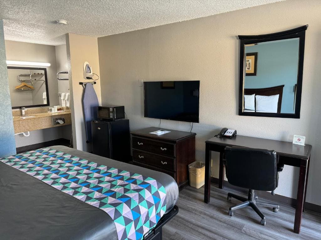 Standard King Room - Non-Smoking room - Image 3