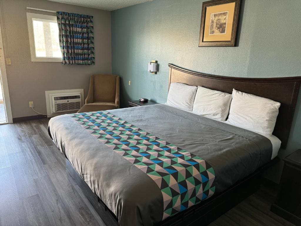 Standard King Room - Non-Smoking room - Image 1