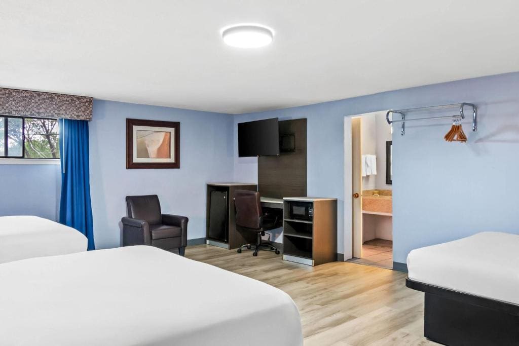 Queen Room with Two Queen Beds - Non-Smoking room - Image 2