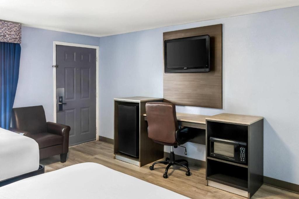Queen Room with Two Queen Beds - Non-Smoking room - Image 3
