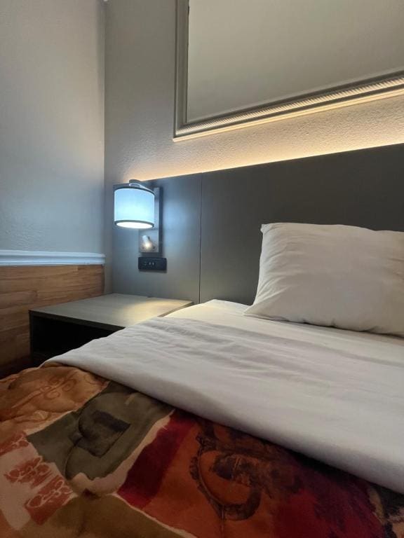 King Room - Non-Smoking room - Image 3