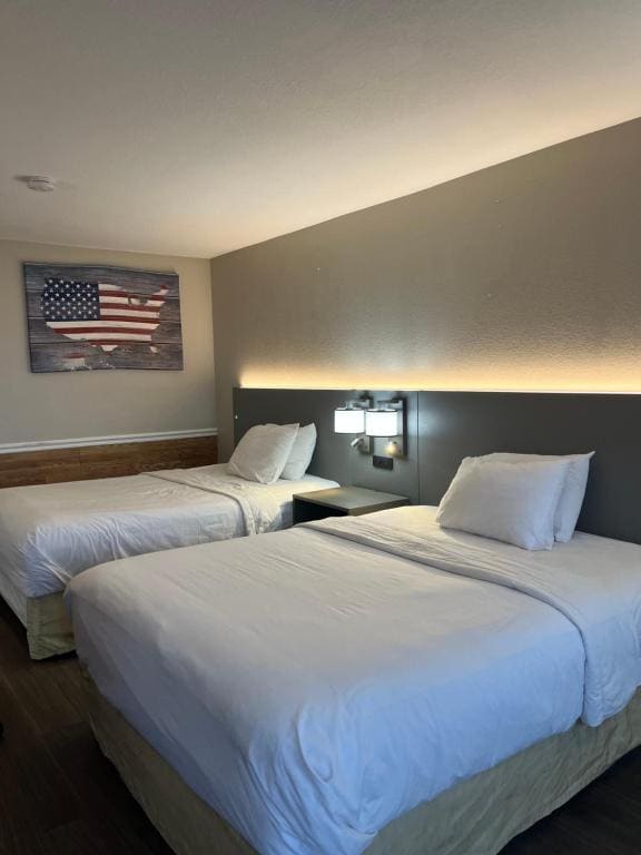 Queen Room with Two Queen Beds - Non-Smoking room - Image 2