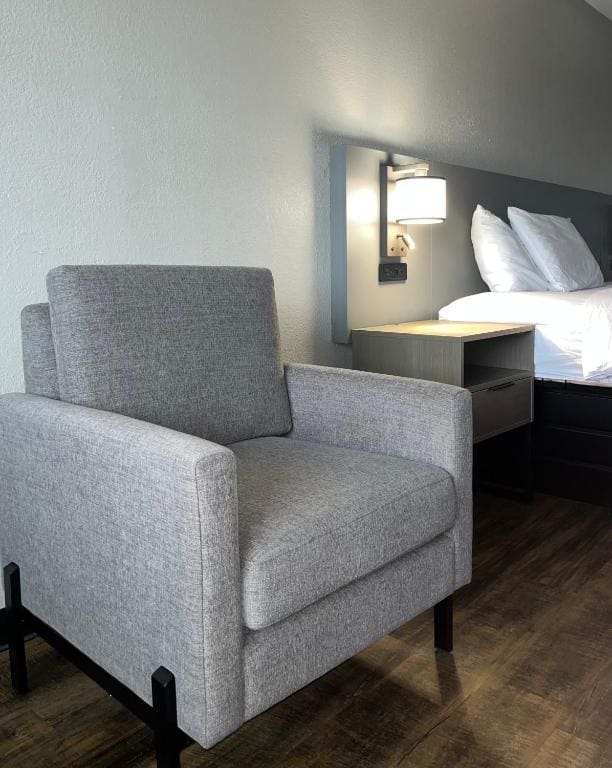 King Room - Non-Smoking room - Image 2