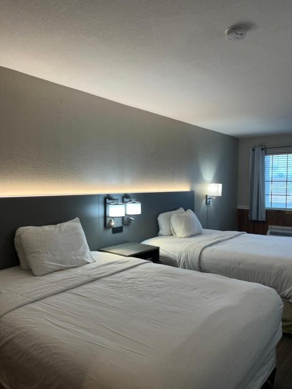 Queen Room with Two Queen Beds - Non-Smoking room - Image 1
