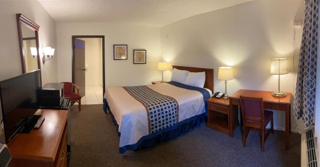 Queen Room with Two Queen Beds - Non-Smoking room - Image 2