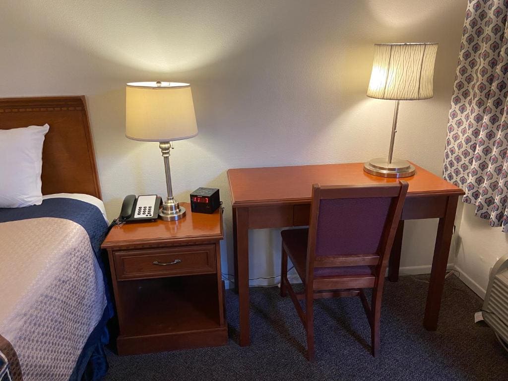 Queen Room - Disability Access - Non-Smoking room - Image 1
