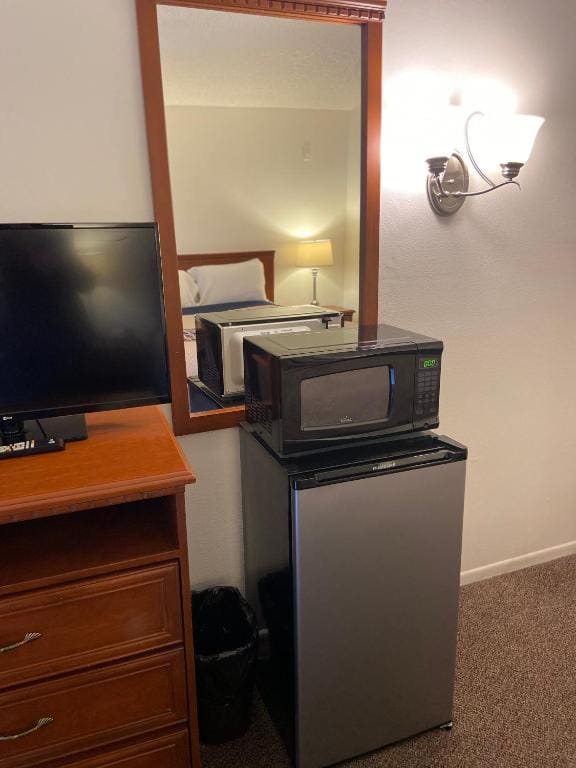 Queen Room - Disability Access - Non-Smoking room - Image 2