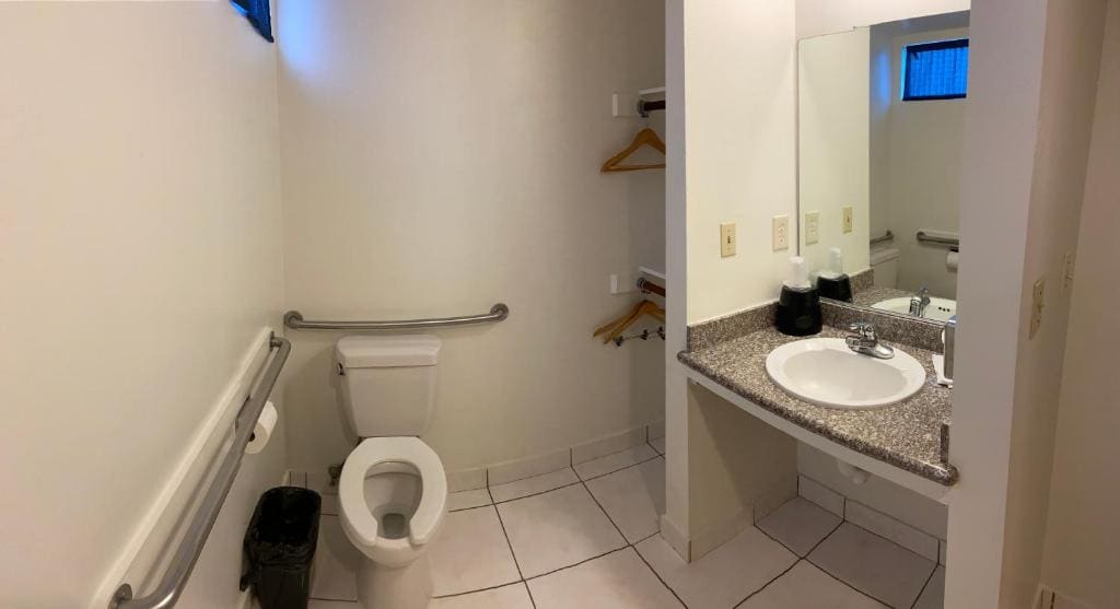 Queen Room - Disability Access - Non-Smoking room - Image 3