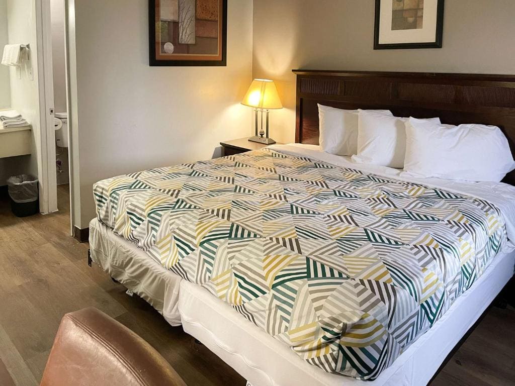 Queen Room with Two Queen Beds - Non-Smoking room - Image 2