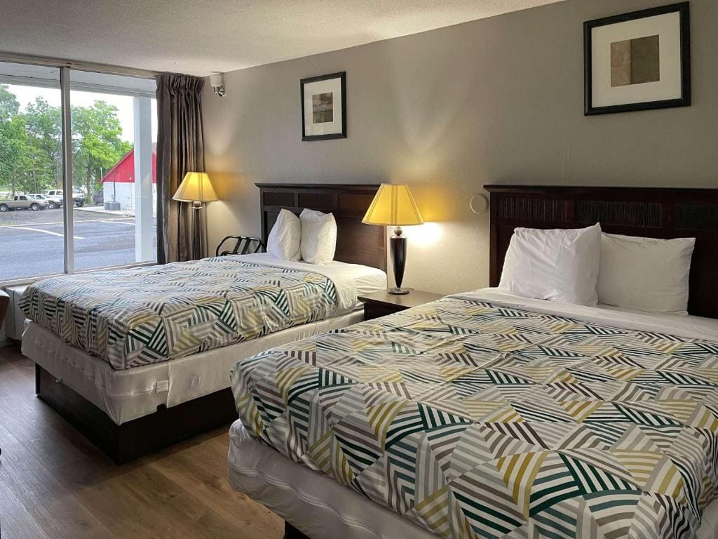 Queen Room with Two Queen Beds - Non-Smoking room - Image 1