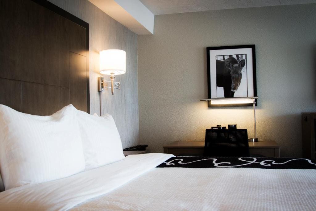 Queen Room with Two Queen Beds room - Image 3