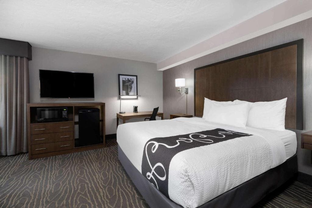 Executive King Room with Sofa Bed room - Image 1