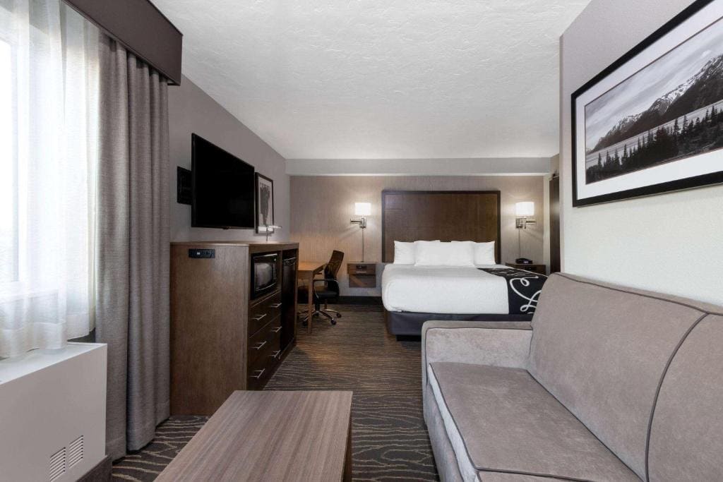 Executive King Room with Sofa Bed room - Image 3